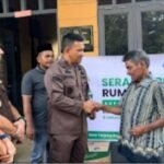 Kajari Bireuen Serahkan Bantuan Rumah Duafa Kepada Kakek Zakaria