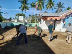 Serda Gunawan Babinsa Koramil 05/IDR Bersama Masyarakat Desa Seuneubok Rambong Gotong Royong Bersihkan Rumput dan Sampah di Halaman Meunasah