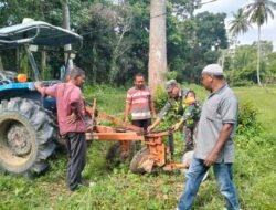 Kesiapan Maksimal : Babinsa dan Petani Bersama Siapkan Traktor untuk Membajak