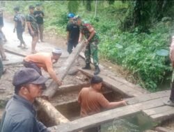 Jembatan Kokoh, Warga Bahagia, Babinsa Bersama Warga Ganti Lantai Jembatan