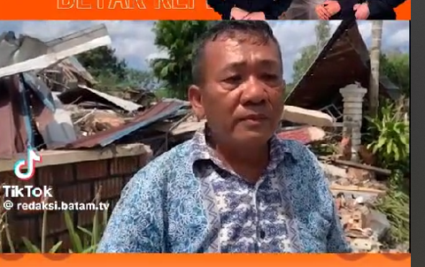 Sejumlah Warga Tembesi Tower Histeris dalam Kegiatan Penggusuran oleh Tim Terpadu