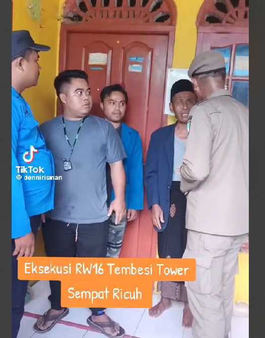 Sejumlah Warga Tembesi Tower Histeris dalam Kegiatan Penggusuran oleh Tim Terpadu