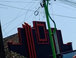 Semrawutnya Pemasangan Kabel Fiber Optic di Tiang LPJU di Dusun Krajan Desa Sraten Kecamatan Cluring Kab Banyuwangi di Duga tidak Adanya Izin dan Melanggar Aturan