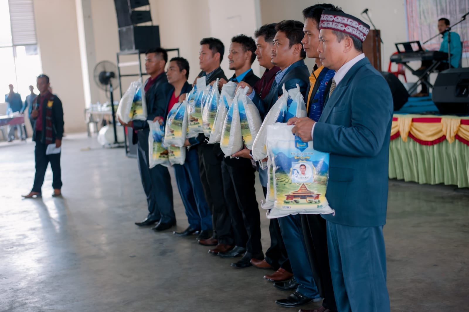 Gibran Center DPW Kepri Berbagi Bantuan Berupa Sembako di Acara si Raja Panggabean