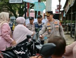 Kapolres Pidie Jaya dan Polsek Bandar Dua Berbagi Takjil, Wujudkan Ramadhan yang Penuh Kepedulian