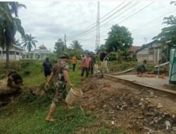 Jelang Finishing, Satgas TMMD Kodim 0104/Atim dan Warga Bersihkan Sekitar Tower Tank