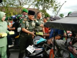 Ratusan Warga Banda Aceh Menerima Takjil Program Jum’at Berkah Kodam Iskandar Muda.