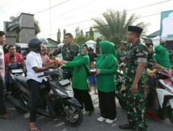 Kodim 0104/Aceh Timur Tebarkan Berkah Ramadhan 1446 H,  Bagikan Takjil Buat Pengguna Jalan
