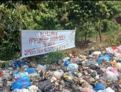 Pemilik Kebun : Doakan Bagi Warga Buang lSampah Anpunilah Dosa Manusia Buag Sampah Disini