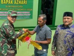 Didampingi Bupati Bireuen Pandam IM serahkan Bantuan Rumah Layak Huni untuk Bapak Azhari.