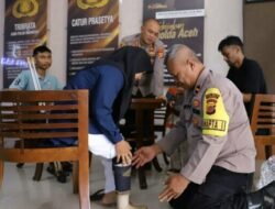 Kapolres Langsa Serahkan Dua Kaki Palsu Gratis Buatan Ipda M. Safi’i