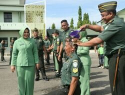 Tradisi Mandi Bunga Warnai Korps Raport Kenaikan Pangkat Prajurit Kodim 0104/Atim
