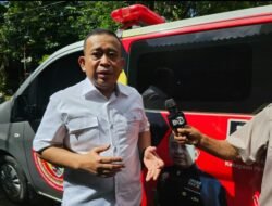 Tiga Mobil Polisi Dibakar di Depok, Rahmad Sukendar Tantang Kapolda Metro Jaya: “Kalau Tak Berani Lawan Preman, Mundur