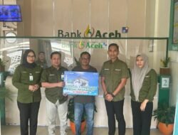 Hadiah Poin Tabungan Seulanga: Bank Aceh Idi Rayeuk Serahkan 2 Paket Umroh.
