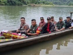Kapolsek Simpang Jernih Serahkan Bantuan Kepada Warga Korban Angin Beliung Dengan Menggunakan Perahu Kayu