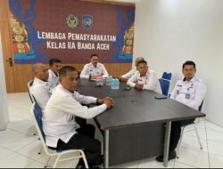 Lapas Kelas IIA Banda Aceh dengarkan arahan strategis Direktur Jenderal Pemasyarakatan melalui Zoom.