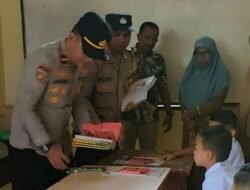 Tahun Ajaran Baru, Kapolsek Pantee Bidari Beri Bantuan Alat Tulis Kepada Sejumlah Murid SD