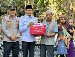 Wakil Bupati Aceh Timur T. Zainal Abidin Bantu Korban Kebakaran di Gampong Matang Pudeng.