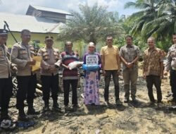 Kapolsek Ranto Peureulak Serahkan Bantuan Kepada Warga Korban Kebakaran
