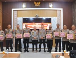 Dalam Rangka Menyambut HUT RI Ke-80 Kapolres Aceh Tamiang Bagikan Bendera Merah Putih Dijajaran Kapolsek