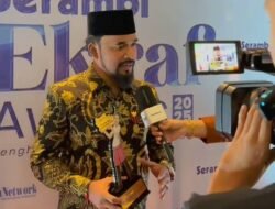 Bupati Aceh Timur Iskandar Usman Al-Farlaky Terima Serambi Ekraf Award 2025