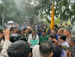 Meskipun Diguyur Hujan Deras Ratusan Mahasiswa Langsa Demo  Tuntut Evaluasi Polri dan Bubarkan DPRK