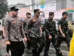 Meski Diguyur Hujan Deras Kapolres Langsa Turun Langsung Kawal Demonstrasi Mahasiswa di DPRK