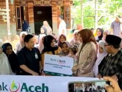 Istri Gubernur Aceh Ibu Marlina Muzakir Manaf Kunjungi Kerumah Duka Almarhum Bustaman