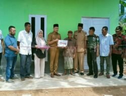 Wakil Bupati Aceh Timur Serahkan Rumah Layak Huni kepada Muhammad Gading.