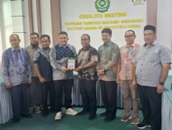 Warek I IAIN Langsa Serahkan Plakat kepada Kabid GTK Dinas Pendidikan Aceh dalam MoA PPG