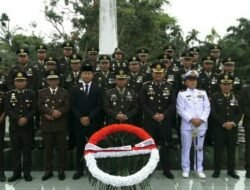Di Bawah Rintik Hujan, TNI Kokoh Menghormati Pahlawan: Ziarah Nasional HUT ke-80 TNI di Kota Langsa