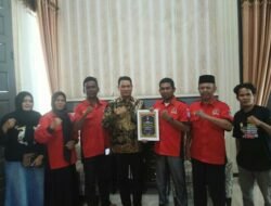 PWDPI Berikan Piagam Penghargaan Nasional Kepada Wakil Bupati Aceh Timur, T. Zainal Abidin