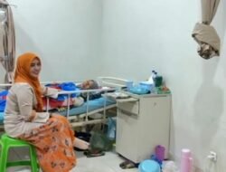 Dengan Penuh Kasih, Istri Wakil Bupati Aceh Timur Jenguk para Pasien di RSUD dr. Zubir Mahmud Idi Timur.