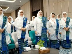 Ny. Erni Handayani, T. Zainal Abidin, S.Keb Pimpin BKMT Aceh Timur.