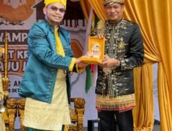 Wakil Bupati Aceh Timur Terima Penghargaan dari Kesultanan Langkat
