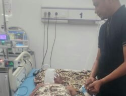 Saed Azhar Menangis Terharu Ketika Wakil Bupati Aceh Timur T. Zainal Abidin Datang Menjenguknya.