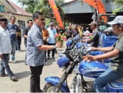 Walikota Langsa Tepung Tawar (Peusijuk) Satu Unit Excavator Long Arm dan 23 Unit Betor