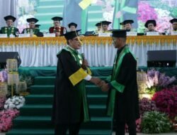 Ditengah Keterbatasan Ekonomi Rizal Efendi Raih Lulusan Terbaik, Rektor IAIN Langsa Serahkan Bantuan Tunai