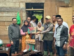 Wakil Bupati Aceh Timur T. Zainal Abidin Serahkan Bantuan kepada Korban Rumah Roboh dan Banjir.