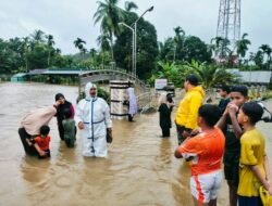 Hujan Deras Rendam 13 Desa di Julok, Babinsa Koramil 07/Jlk Terjun Pantau dan Salurkan Bantuan