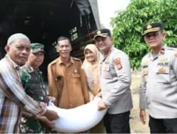 Kapolres Aceh Timur Bersama Dandim 0104/Atim Serta Danyon TP 853 BRB Salurkan Beras untuk Korban Banjir