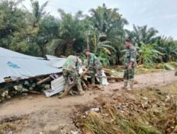 Danramil 21/Madat Pimpin Perbaikan Awal Jalan Lintas Madat yang Terputus Akibat Banjir