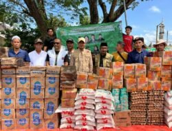 Wakil Bupati Aceh Timur, T. Zainal Abidin Bersama Anggota DPD-RI, H.Sudirman Salurkan Bantuan Korban Bencana Banjir di Pos Dapur Umum