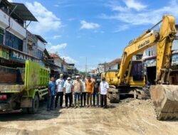 Wakil Bupati Aceh Timur T. Zainal Abidin S.Pd.I., M.H Turun Langsung Bersihkan Sampah di Kota Idi