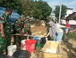 Kodim 0104/Aceh Timur Salurkan Air Bersih untuk Warga Terdampak Banjir di Langsa Kota