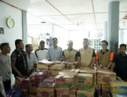 Wakil Bupati Aceh Timur Terobos Jalan Berlumpur Antar Bantuan Korban Bencana Banjir ke Dusun Nicah.