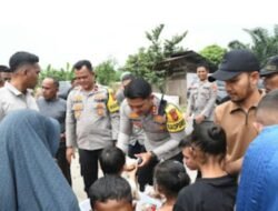 Kapolres Aceh Timur Turun Langsung, Berikan Bantuan Sosial ke Korban Bencana Banjir Julok