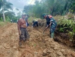 TNI dan Warga Bersatu, Parit Desa Pelita Sagop Jaya Kembali Bersih Pascabanjir
