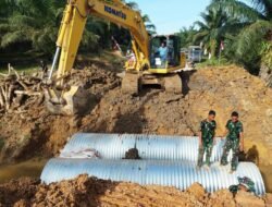 Personel TNI Bangun Jembatan Aramco, Akses Warga Leupon–Lhok Lemak Kembali Normal Pasca Banjir