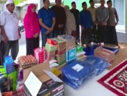 Wakil Bupati Aceh Timur Didampingi Staf Ahli TP PKK Salurkan Bantuan di Pengungsian dan Pasantren yang Terimbas Bencana Banjir Bandang